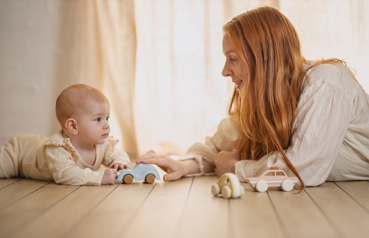 Apertura, Mamma e bimbo con le macchinine