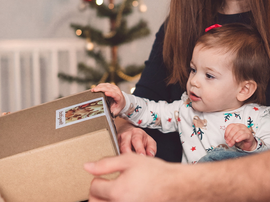 Idee regalo per il baby shower, Bimba apre il pacco