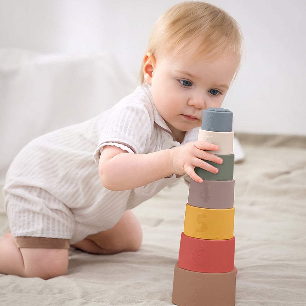Bicchieri impilabili - Bimbo che costruisce la torre Retrò
