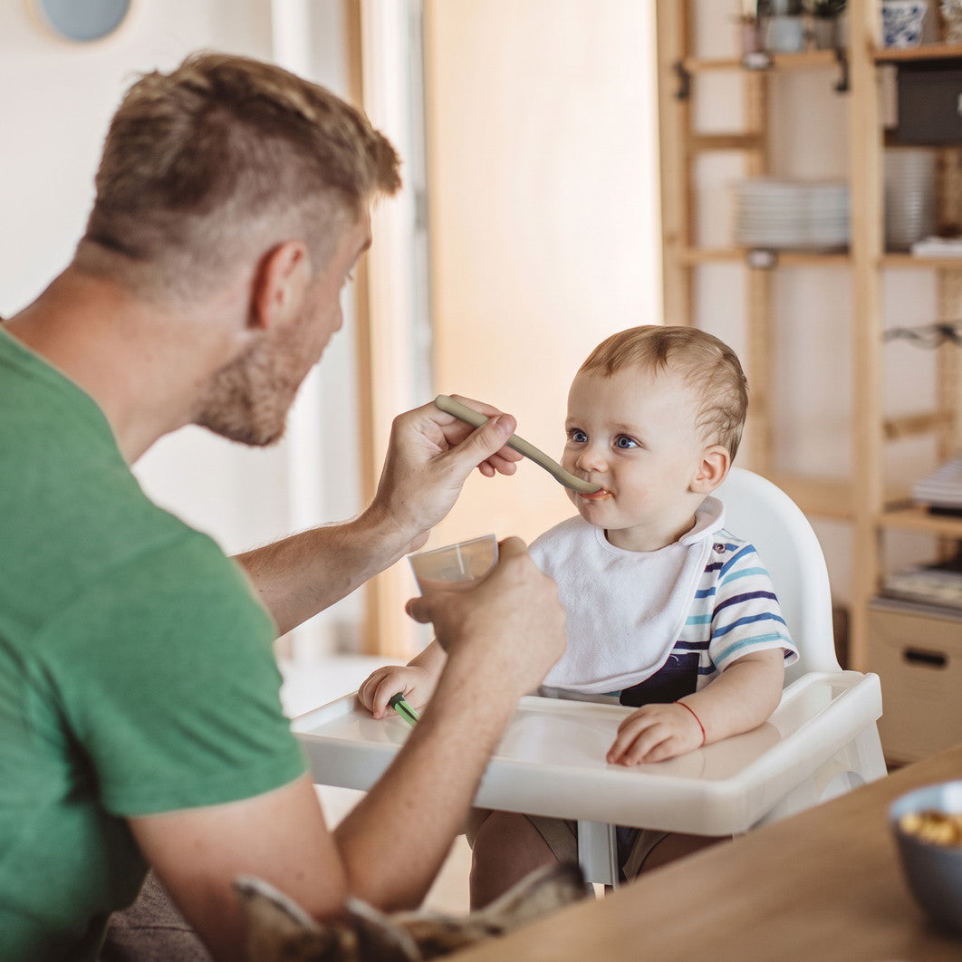 Contenitori per la pappa - Papà che imbocca il bimbo