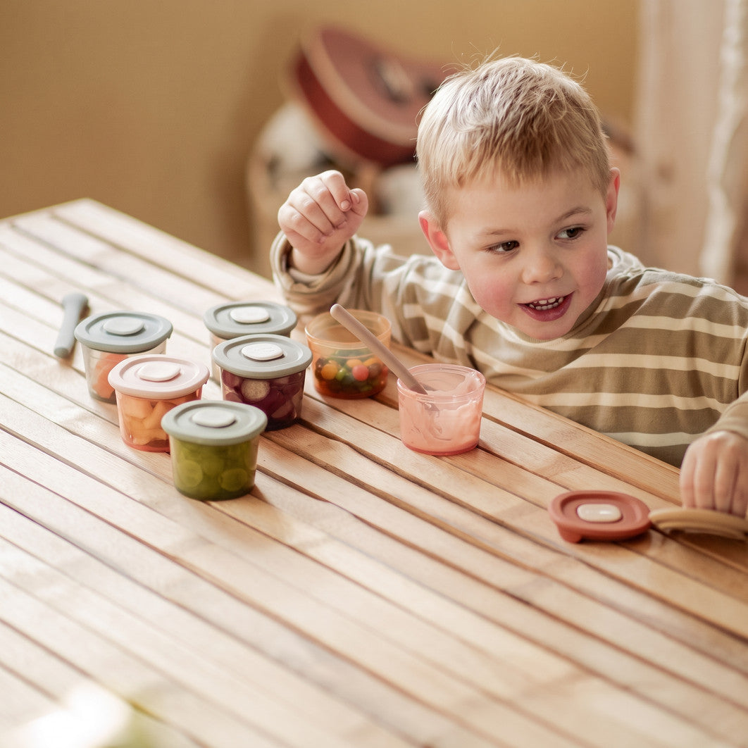 Contenitori per la pappa - Bimbo con i contenitori a tavola