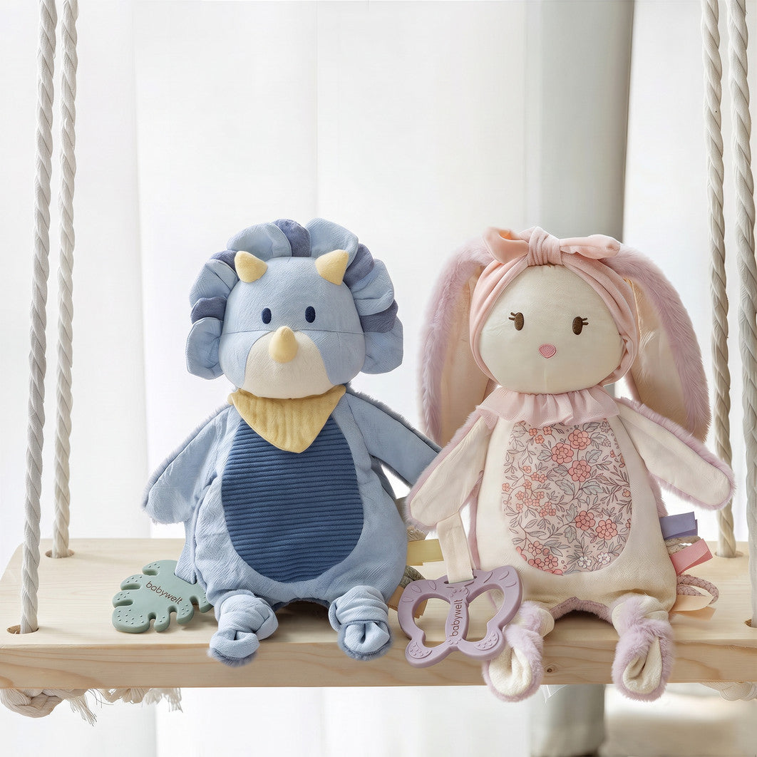 Doudou Dino e Doudou Coniglietto sull'altalena