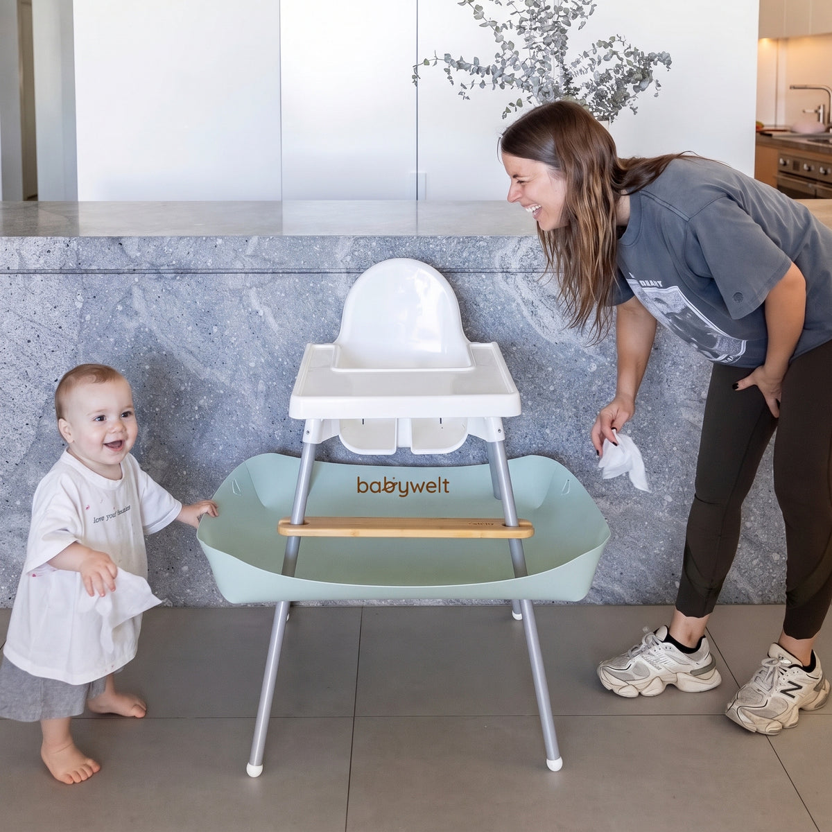 Raccogli-pappa per seggiolone - Mamma con due bimbi e il seggiolone