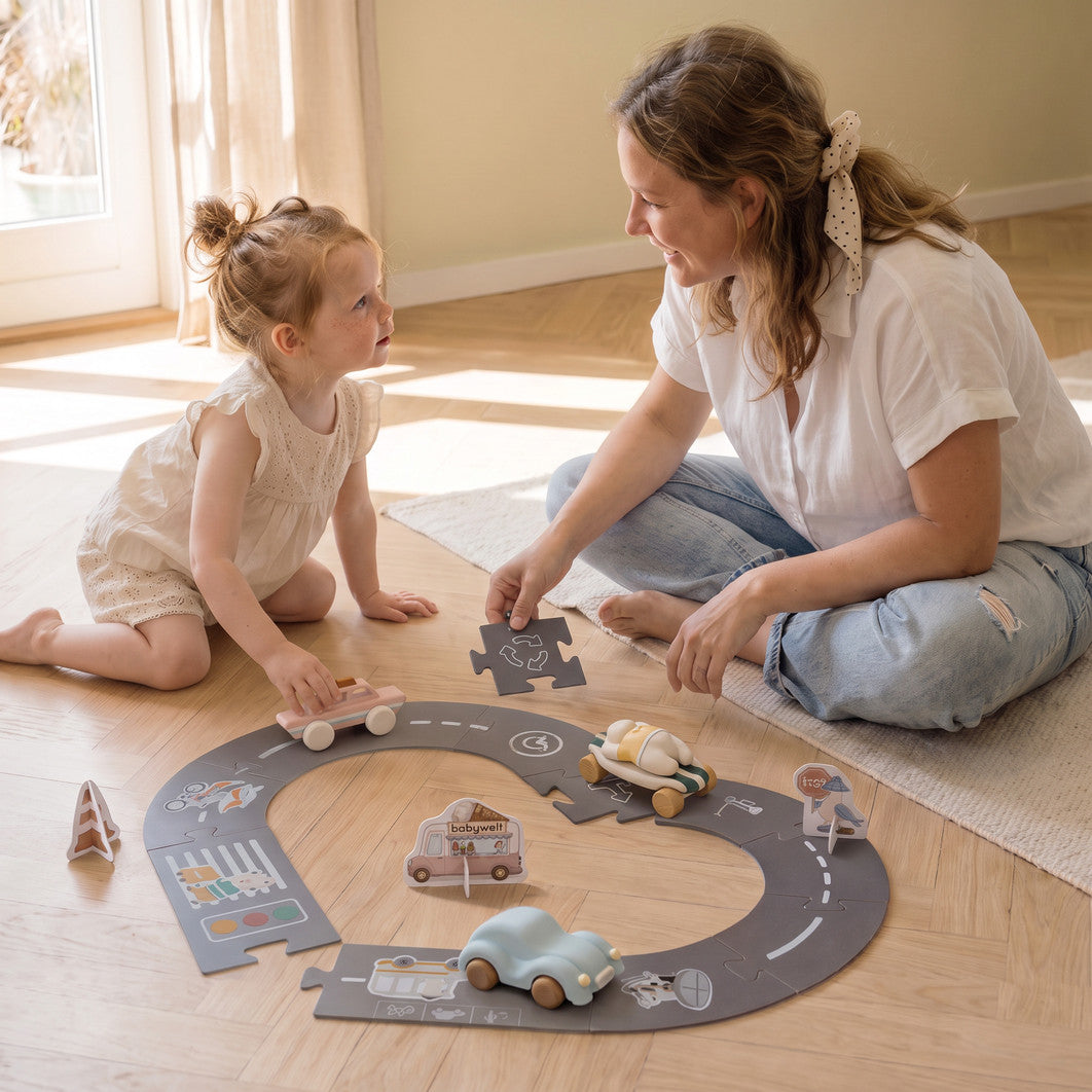 Set gioco Go & Explore - Mamma e bimba giocano con la pista