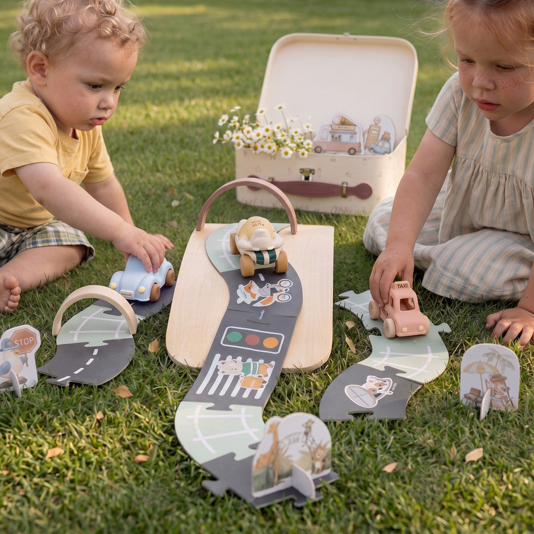 Set gioco Go & Explore - Bimbi giocano sul prato