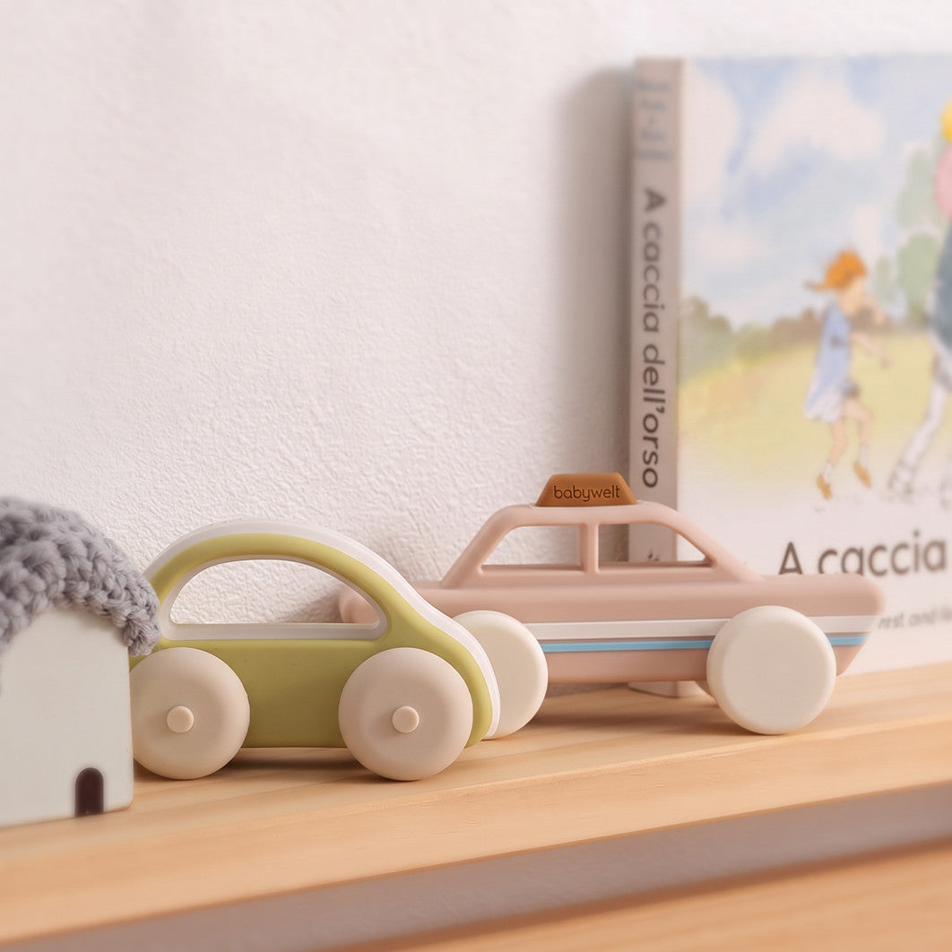 Set gioco Go & Explore - Mini auto Olive e Taxi Peachy sulla mensola