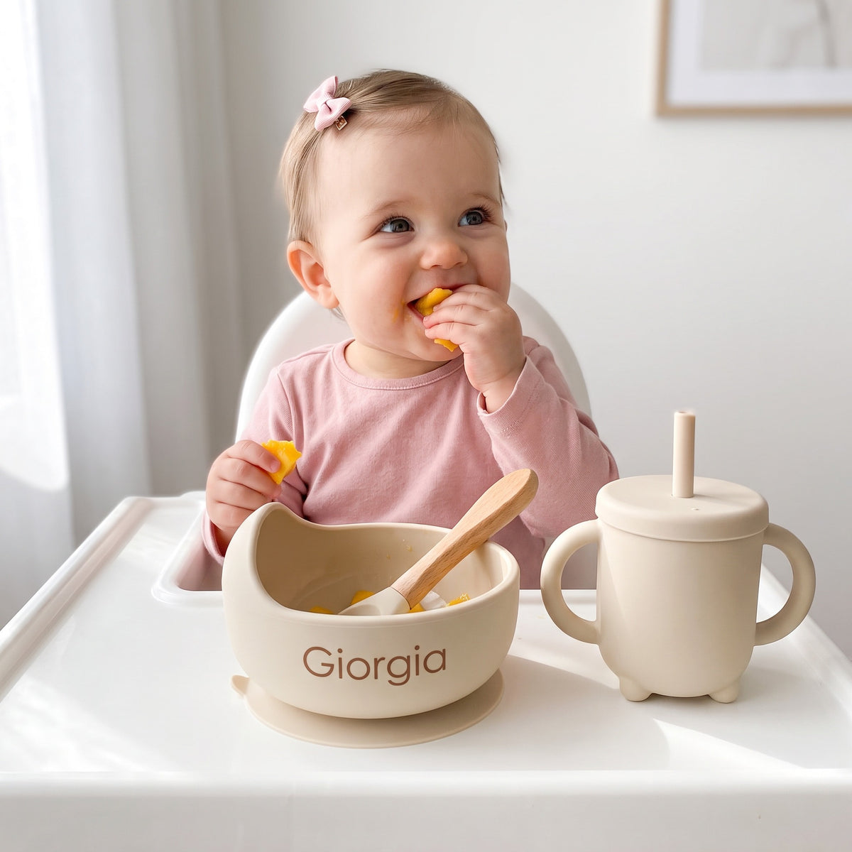 Set pappa per lo svezzamento Croissant/Avorio - Bimba nel seggiolone con la ciotola col nome e il bicchiere