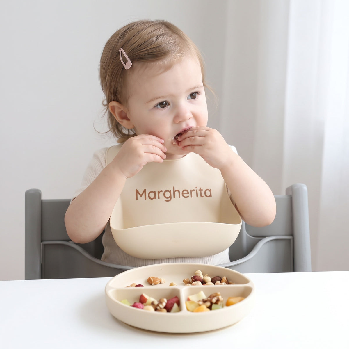 Set pappa per lo svezzamento Croissant/Avorio - Bimba col bavaglino col nome che mangia