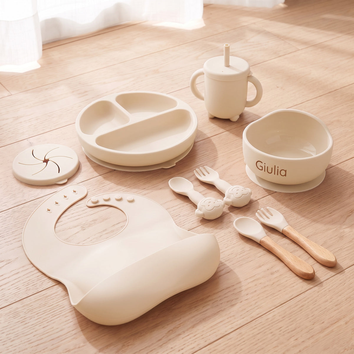 Set pappa per lo svezzamento Croissant/Avorio - Set completo sul pavimento di legno, ciotola col nome