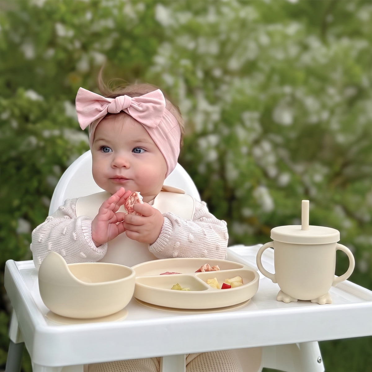 Set pappa per lo svezzamento Croissant/Avorio - Bimba nel seggiolone col set, in giardino
