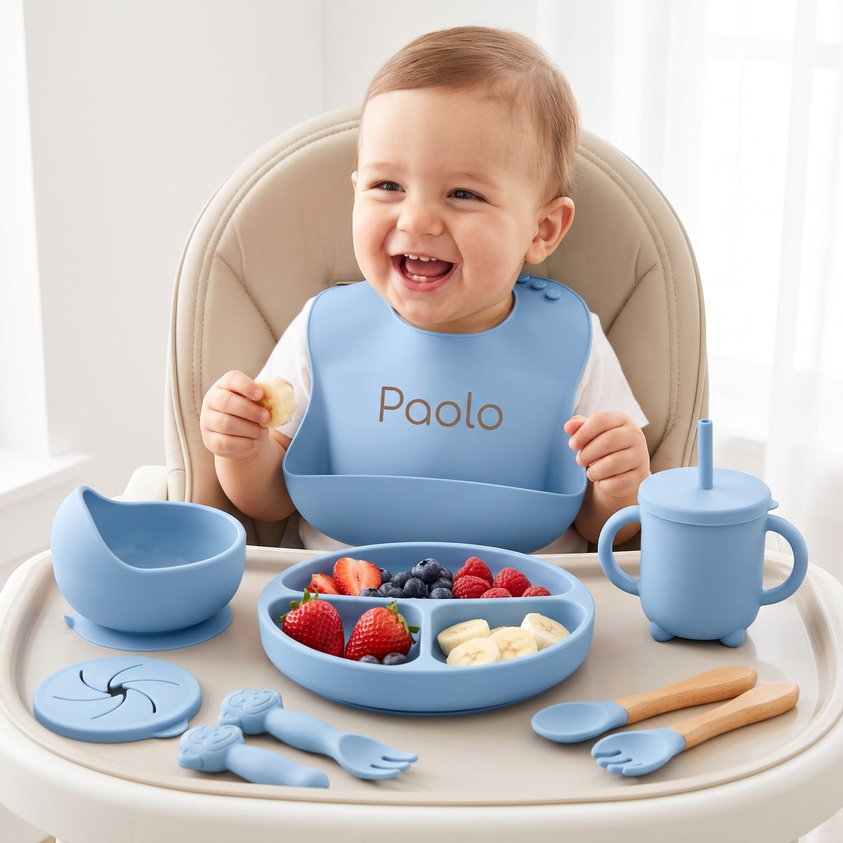 Set pappa per lo svezzamento Etere/Azzurro cielo - Bimbo che ride nel seggiolone col bavaglino col nome