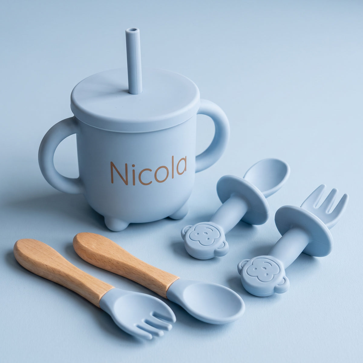 Set pappa per lo svezzamento Etere/Azzurro cielo - Bicchiere col nome e posate, da vicino
