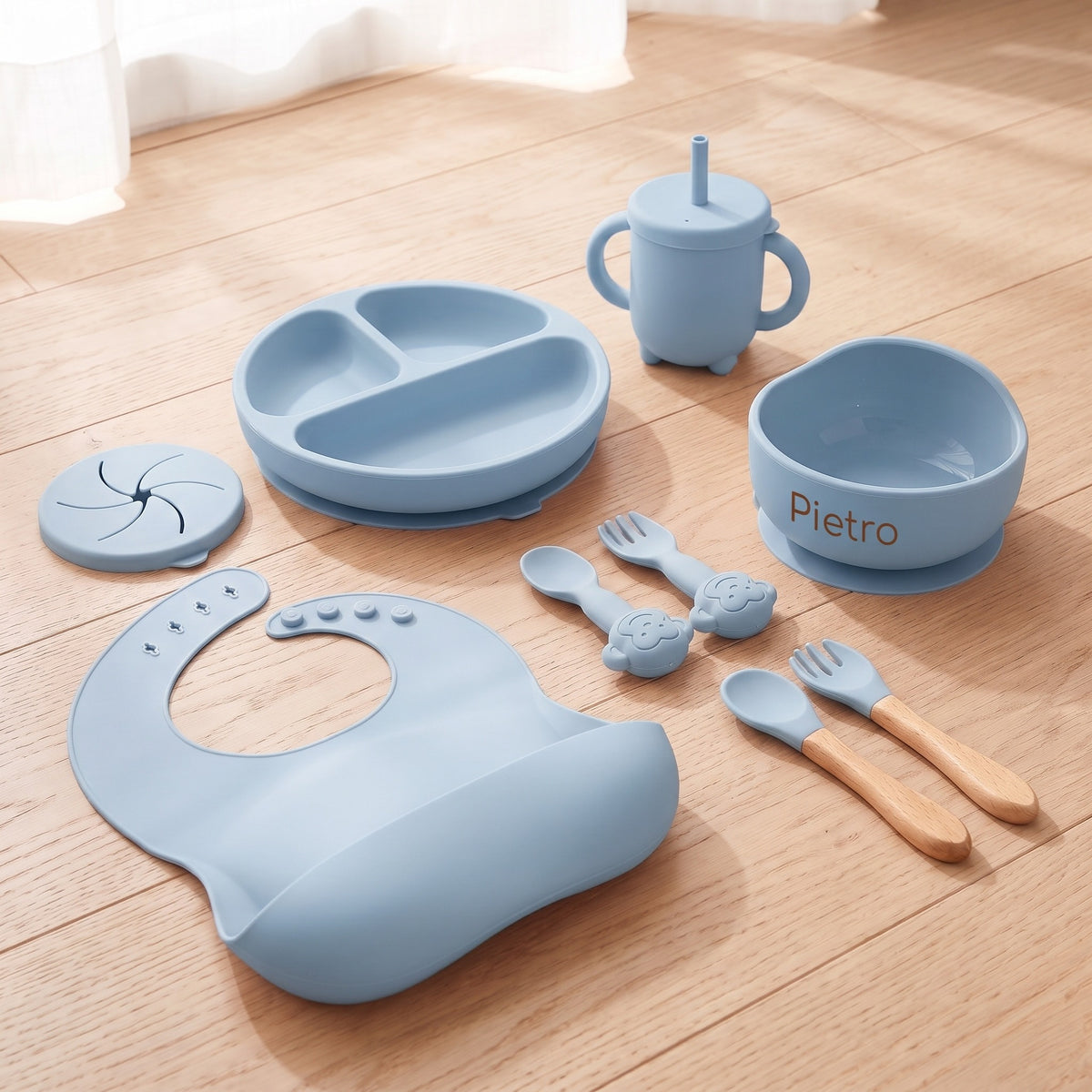 Set pappa per lo svezzamento Etere/Azzurro cielo - Set completo sul pavimento di legno, ciotola col nome