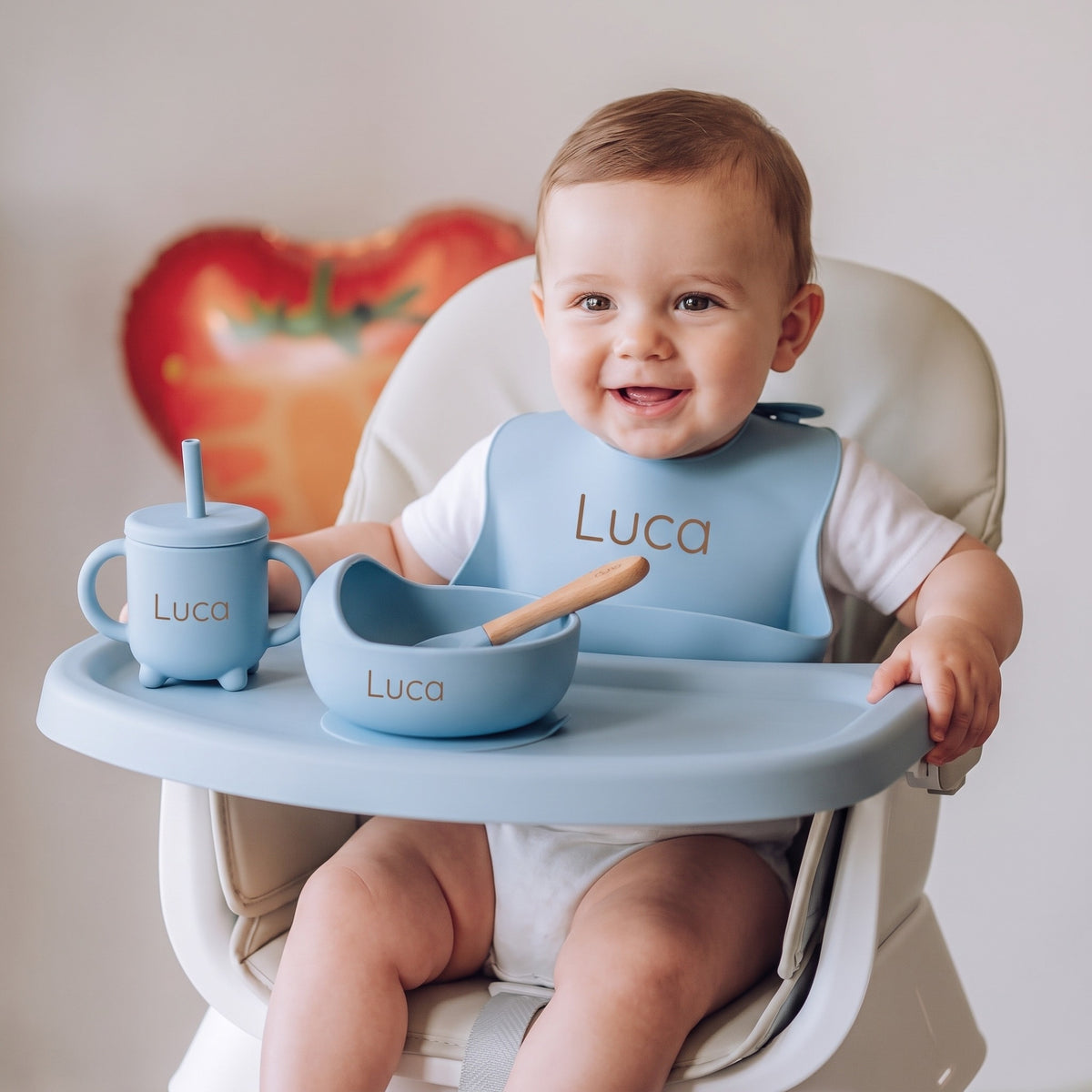 Set pappa per lo svezzamento Etere/Azzurro cielo - Bimbo nel seggiolone col bavaglino, il bicchiere e la ciotola col nome
