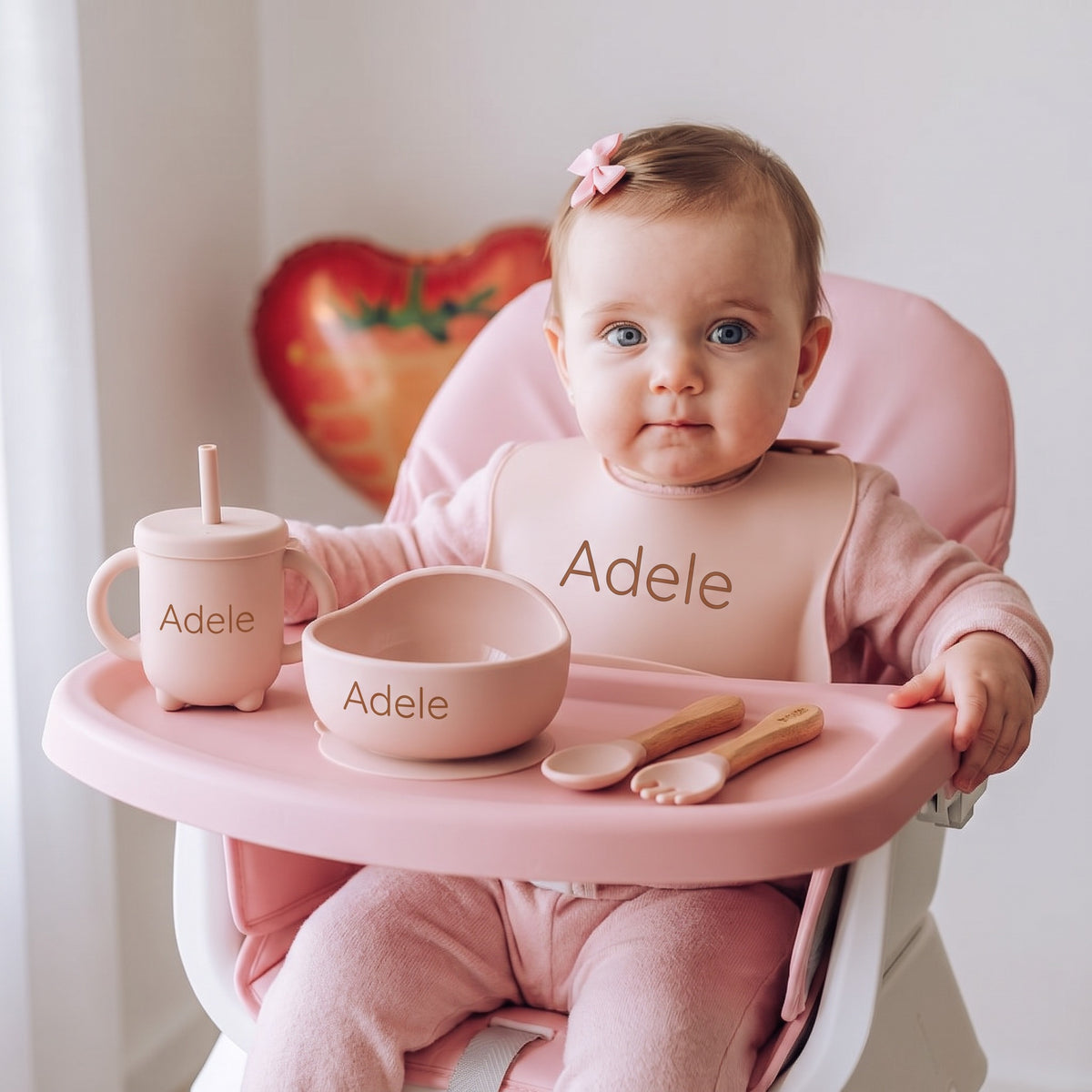 Set pappa per lo svezzamento Rosa cipria/Polvere - Bimba nel seggiolone col bavaglino, il bicchiere e la ciotola col nome