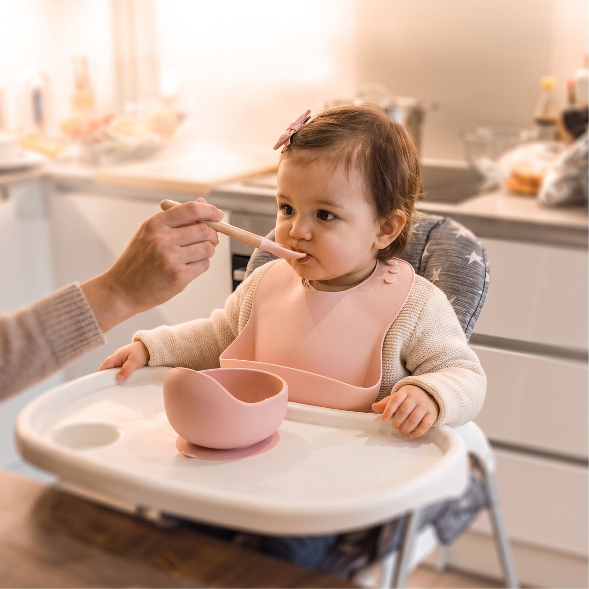 Set pappa per lo svezzamento Rosa cipria/Polvere - Bimba nel seggiolone che mangia col cucchiaio