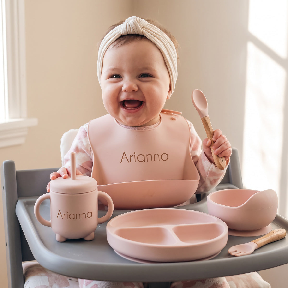 Set pappa per lo svezzamento Rosa cipria/Polvere - Bimba che ride nel seggiolone col bavaglino col nome