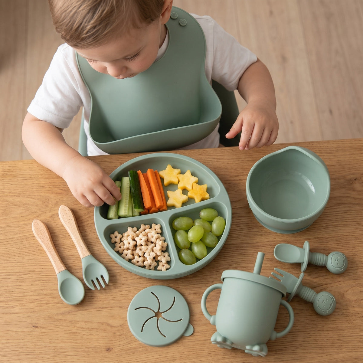 Set pappa per lo svezzamento Salvia/Menta - Bimbo che mangia dal piatto, vista dall'alto