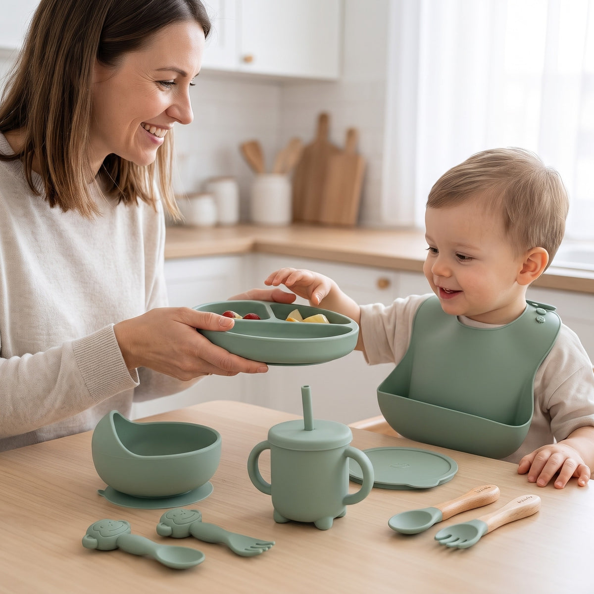 Set pappa per lo svezzamento Salvia/Menta - Mamma che porge il piatto al bimbo