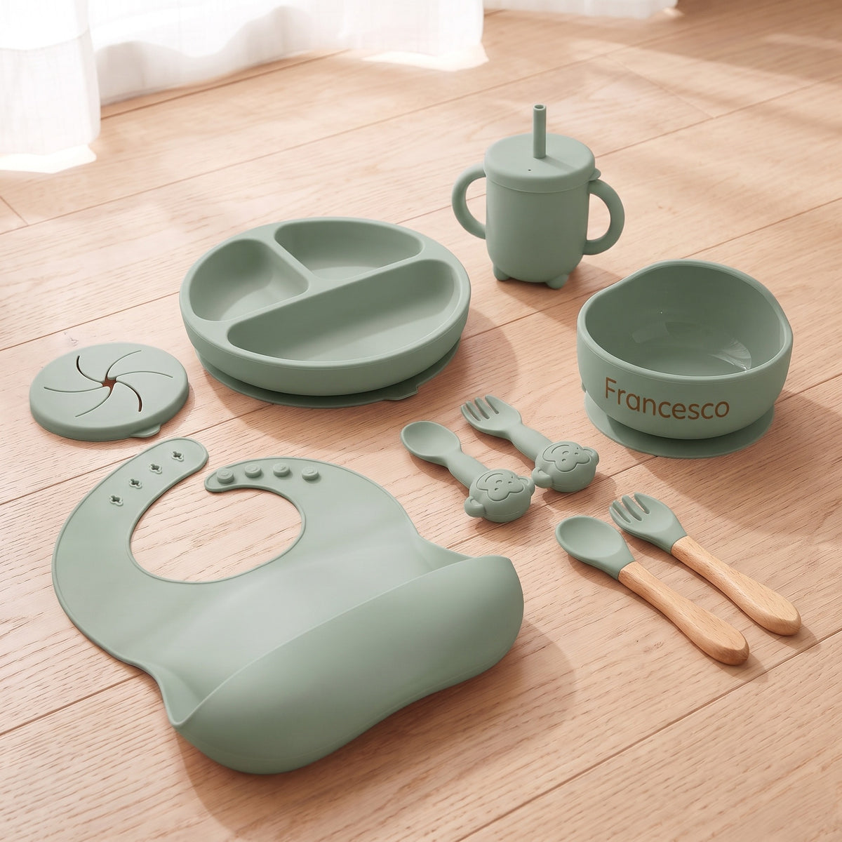 Set pappa per lo svezzamento Salvia/Menta - Set completo sul pavimento di legno, ciotola col nome