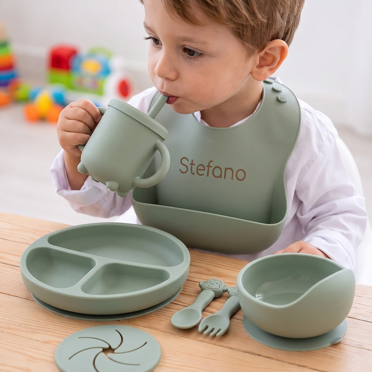 Set pappa per lo svezzamento Salvia/Menta - Bimbo che beve dal bicchiere col bavaglino col nome