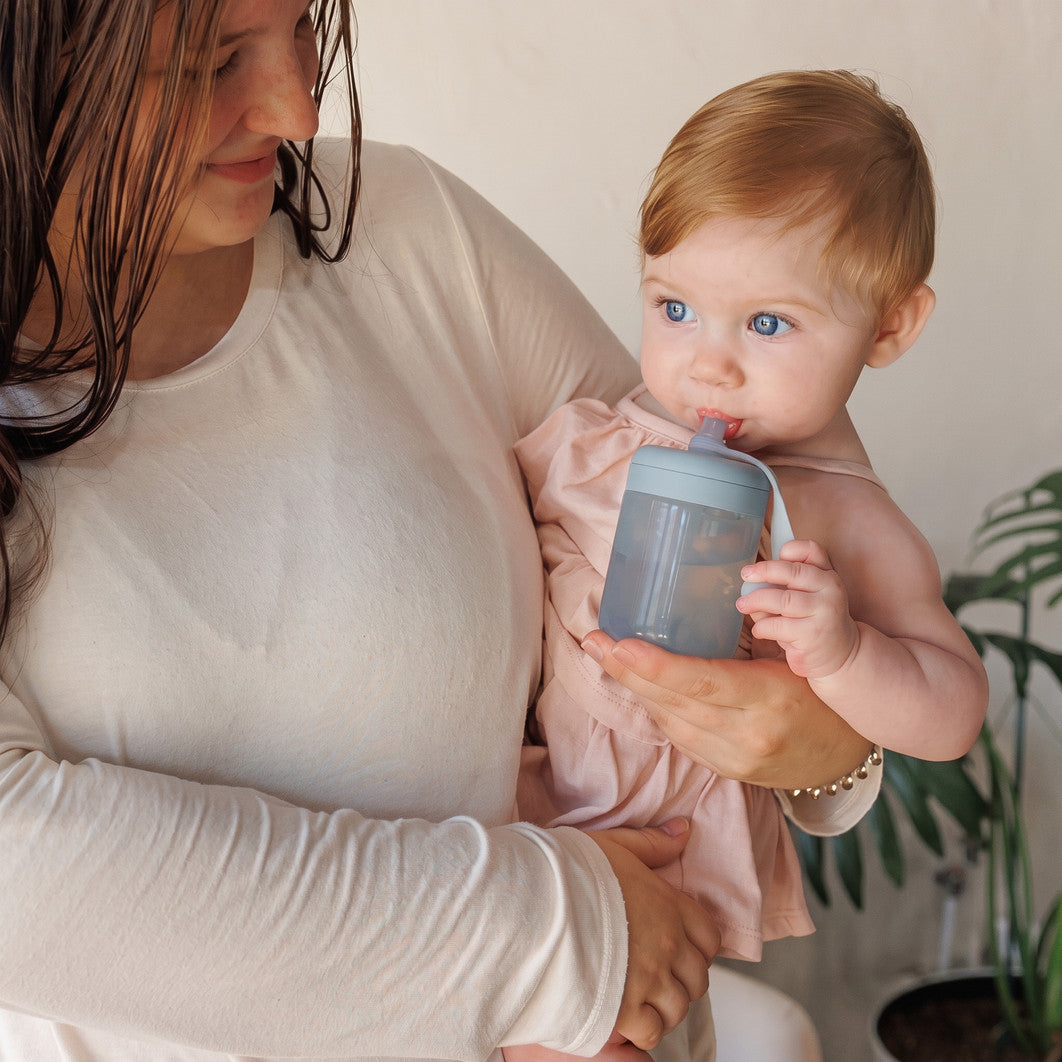 Tazza con cannuccia 150 ml - Etere, bimba in braccio alla mamma