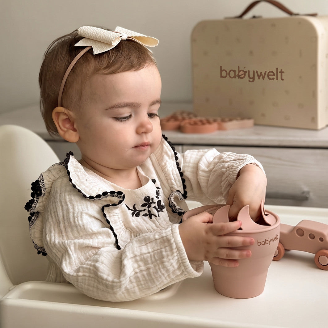 Tazza porta snack - Bimba nel seggiolone prende gli snack