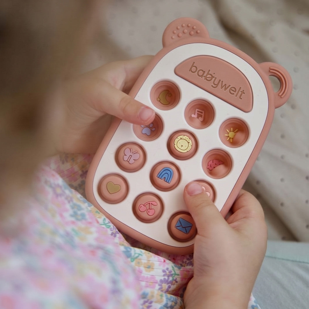 Telefono giocattolo - Nuvola rosa, in mano alla bimba