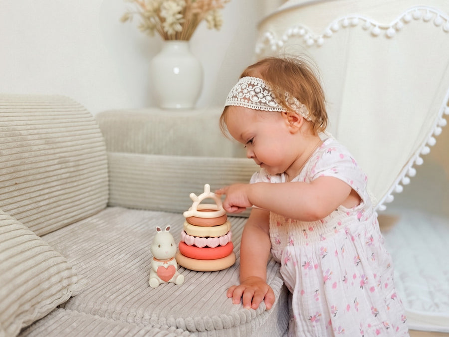 Il regalo perfetto, Bimba che impila sul divano