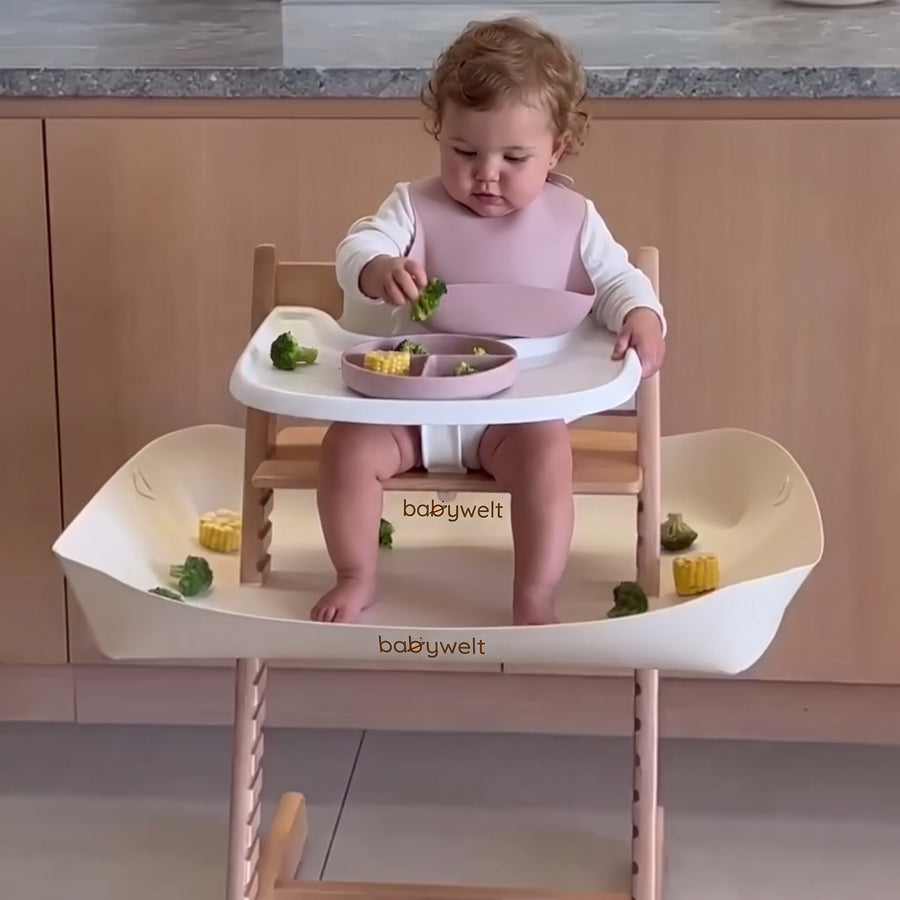 Bimba che mangia col raccogli-pappa