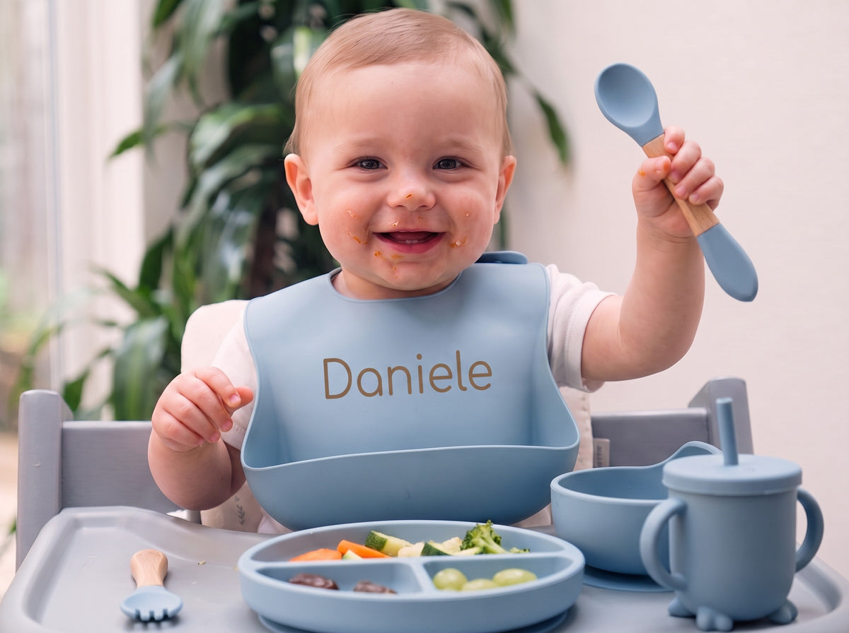 Bimbo che mangia col set - Etere/Azzurro cielo